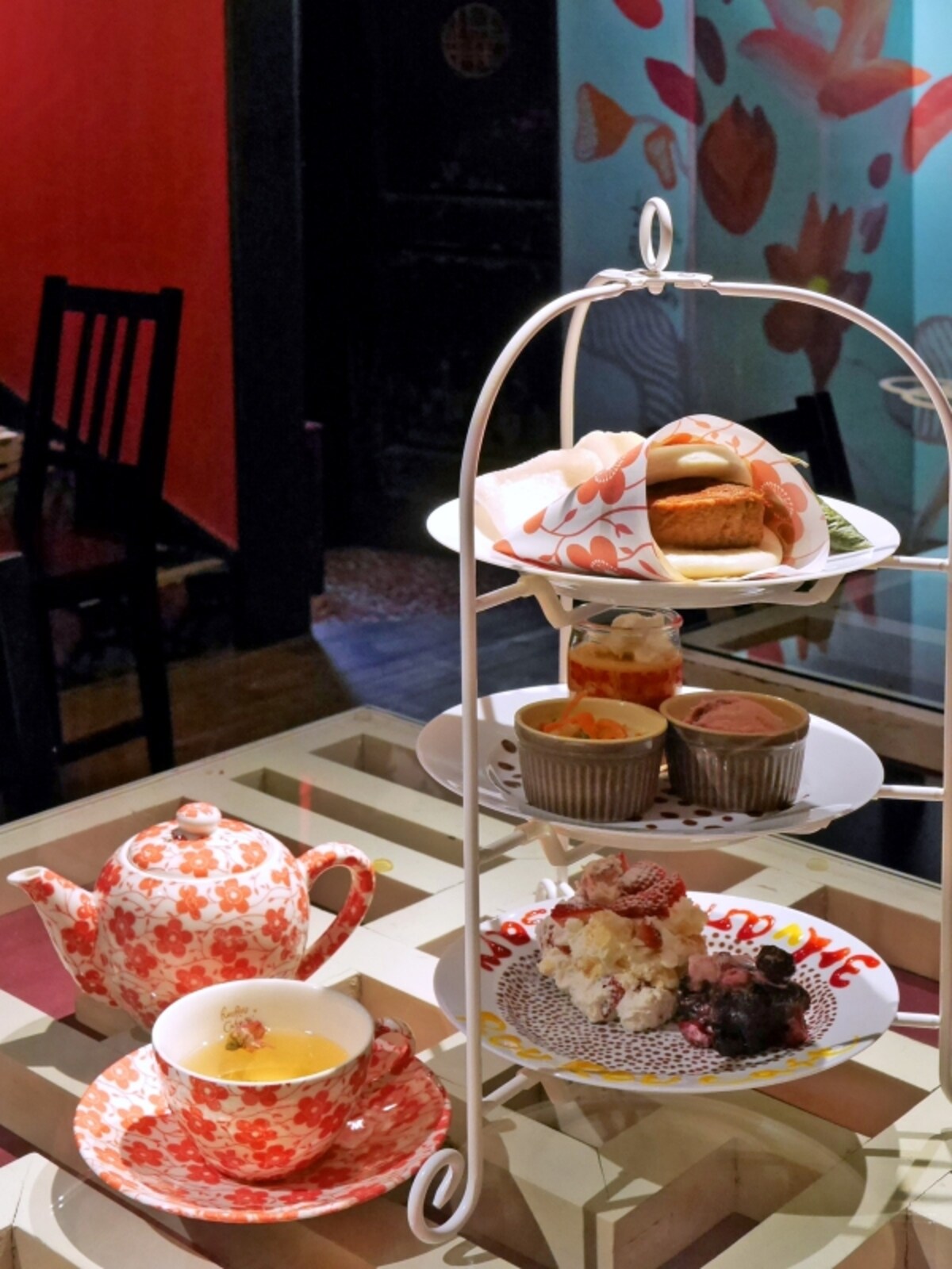 ROUROU Cafe「アフタヌーンティセット」（1人用1800円、2人用3000円、ドリンク付）。画像は1人用、3段のお皿にスイーツやライトミールが乗ったセットで、内容は季節によって変化します（2017年4月10日撮影）