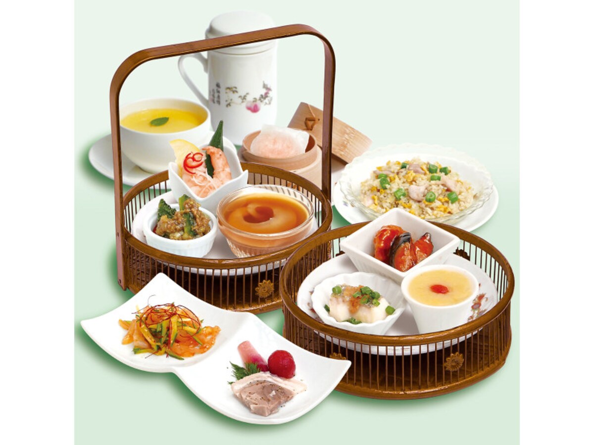 清芳春ティーラウンジ「清芳午餐（せいほうランチ）（2200円税込）」……小懐石のように彩り鮮やかな広東名菜の数々が竹籠で提供されます。デザートと中国茶は好きなものを1品選べます（画像は2019年夏のメニュー、画像提供：菜香新館）