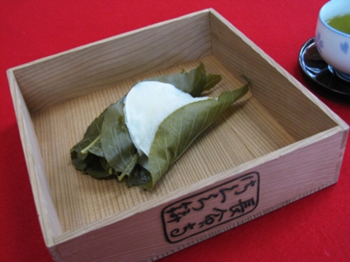「長命寺 桜もち 山本や」の「桜もち」店内1人前1個煎茶付（花見の時期は持ち帰りのみ）