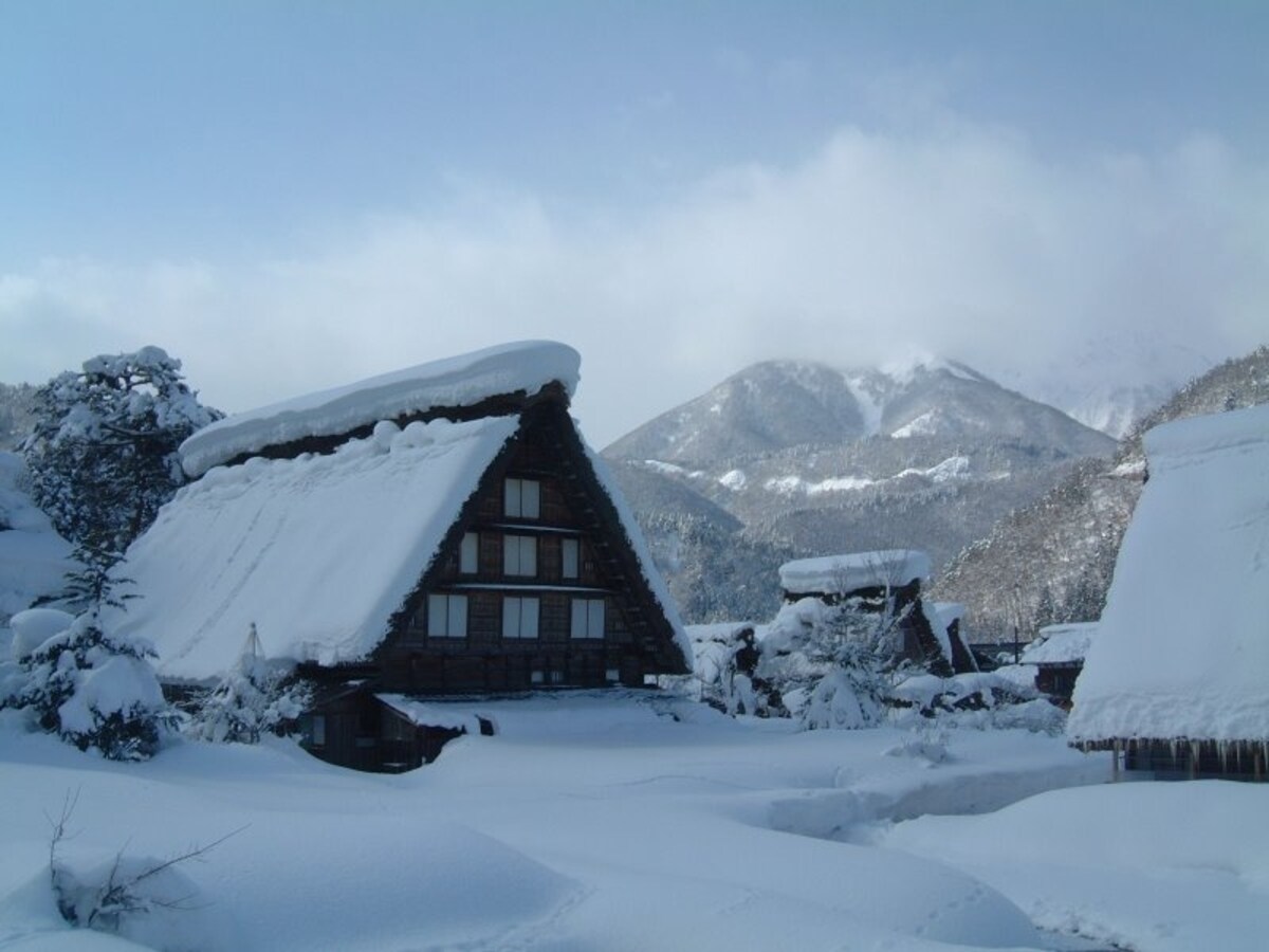 雪に埋もれた白川郷・合掌造りの建物（2）