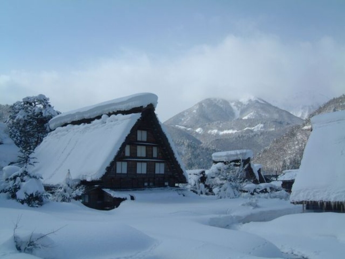雪に埋もれた白川郷・合掌造りの建物（2）