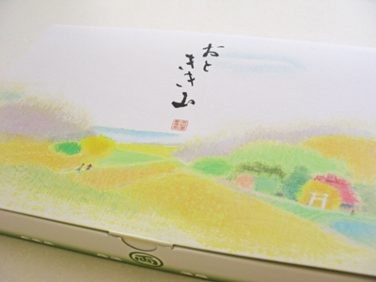 日本画家、齋正機（さいまさき）氏により描かれた、菓子箱の「音聞山」。海から離れた土地で潮騒の音が聞こえたと言われる。