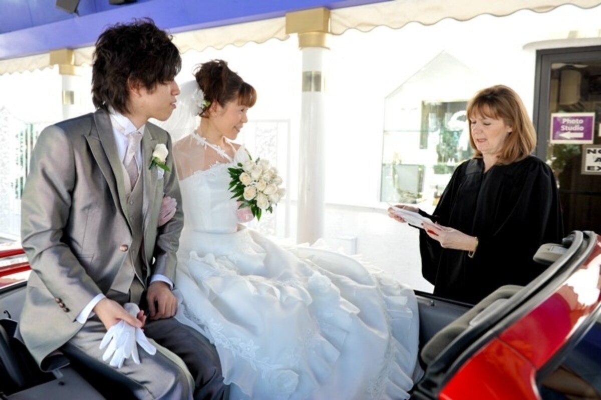 ドライブスルー結婚式　(C）ワタベウェディング