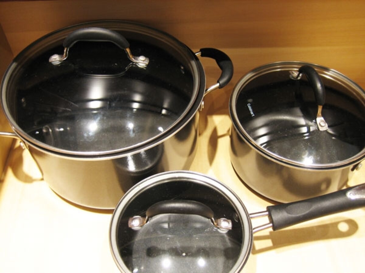 1ベッドルームのキッチンより。鍋類はほかに、大・中・小のフライパンがあります。ミキサー、炊飯器、トースター、コーヒーメーカー、さらには、大きなタッパー（保存容器）、マドレーヌの型まで揃っていてビックリ