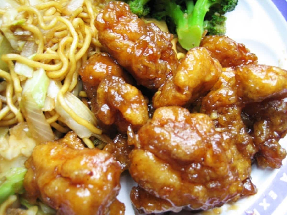 唐揚げした鶏肉を甘いオレンジ味のソースで絡めたオレンジチキンは、パンダ・エクスプレスを代表するメニュー