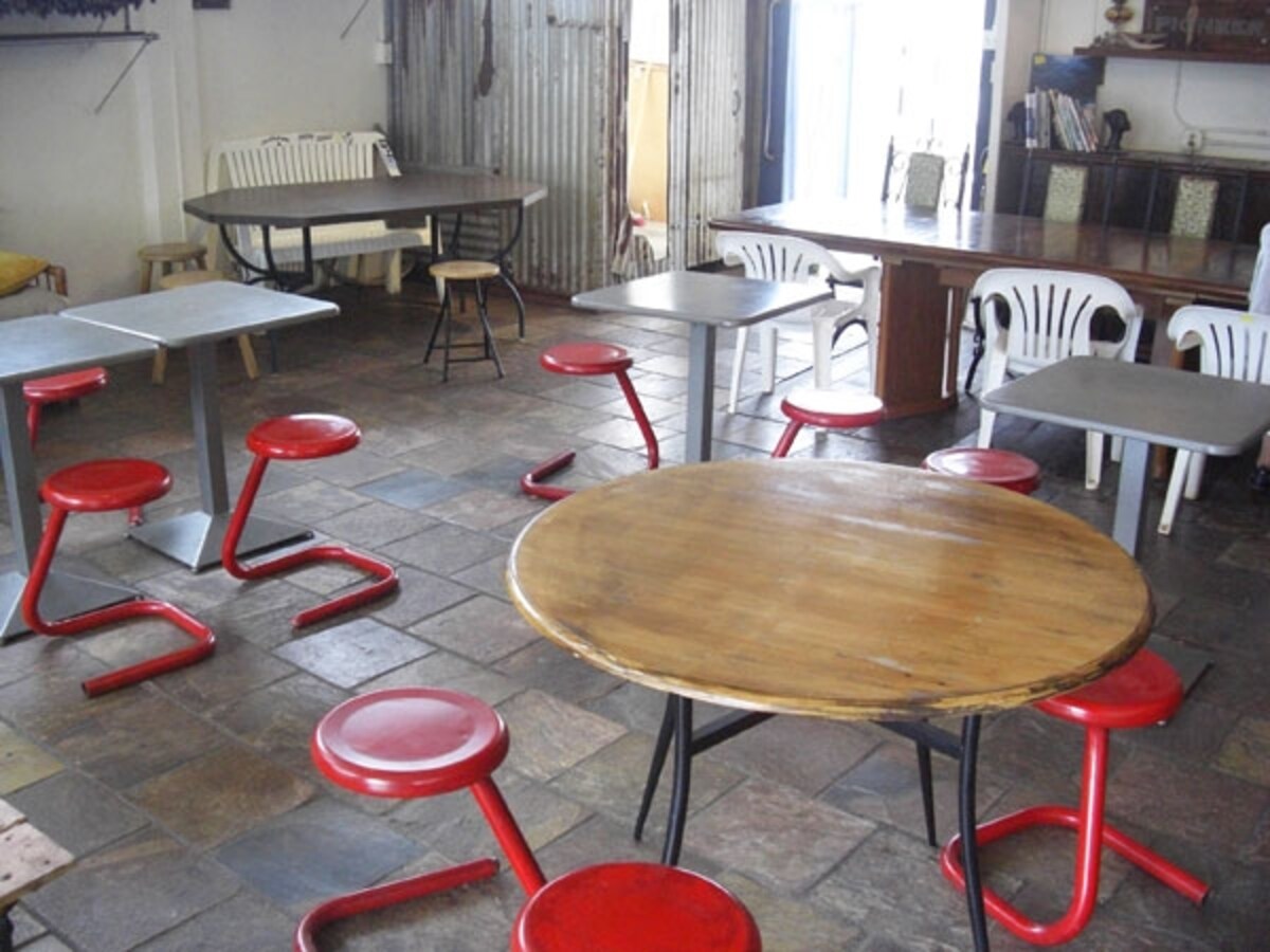 オールドウエスタンな雰囲気が漂う、パイオニア・サルーンの店内。ランチタイムには、いっぱいに