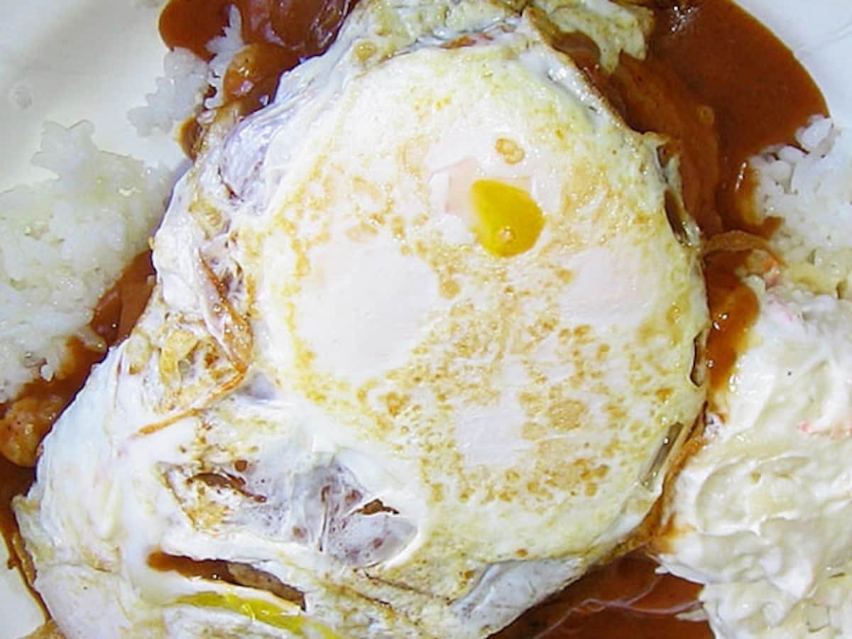 レインボー・ドライブ・インのロコモコ・プレート。目玉焼き（片面：サニーサイドアップ、両面：オーバーイージー）、スクランブルと卵の焼き方が選べる