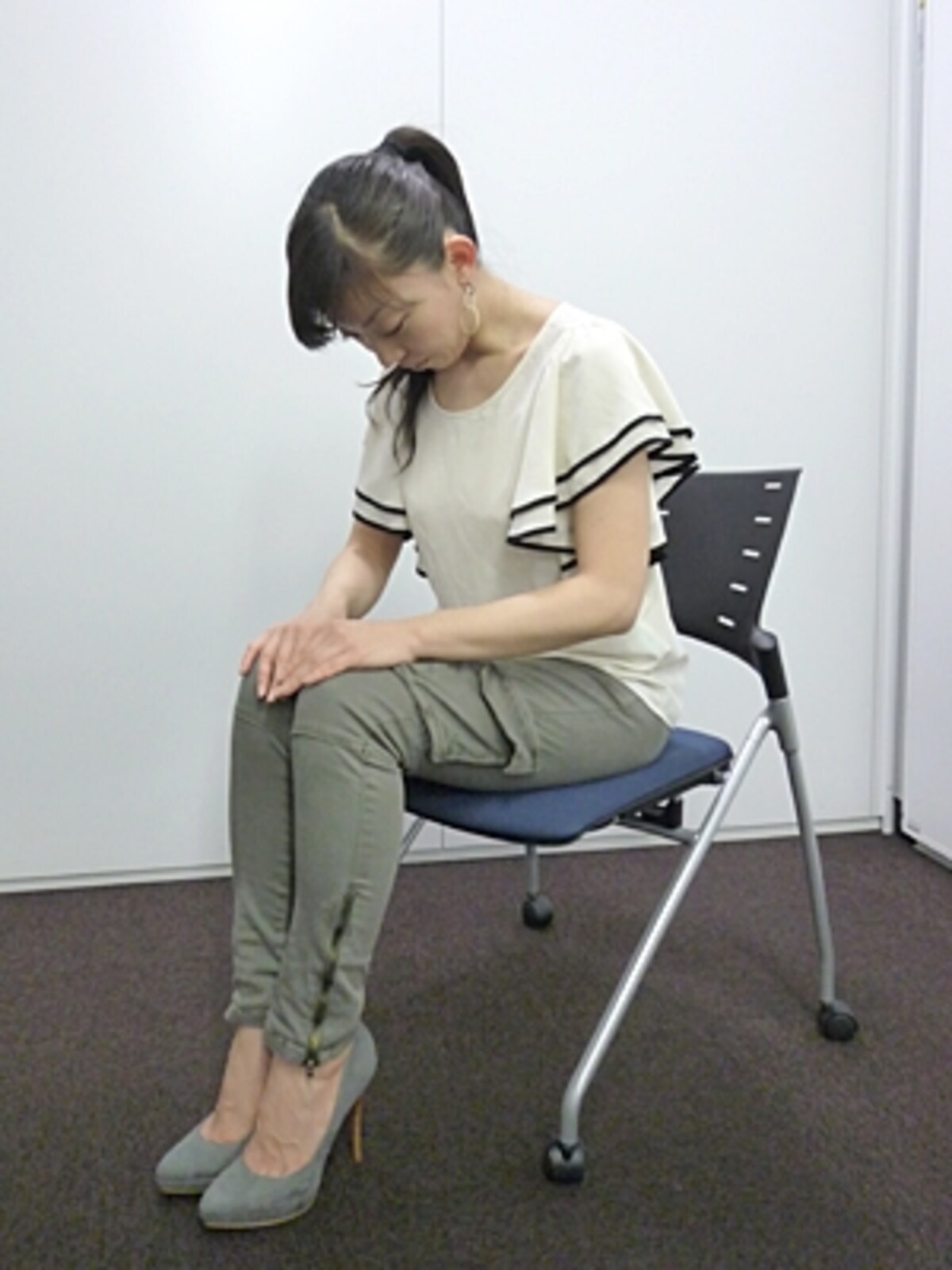 みぞおちから身体を折るように！