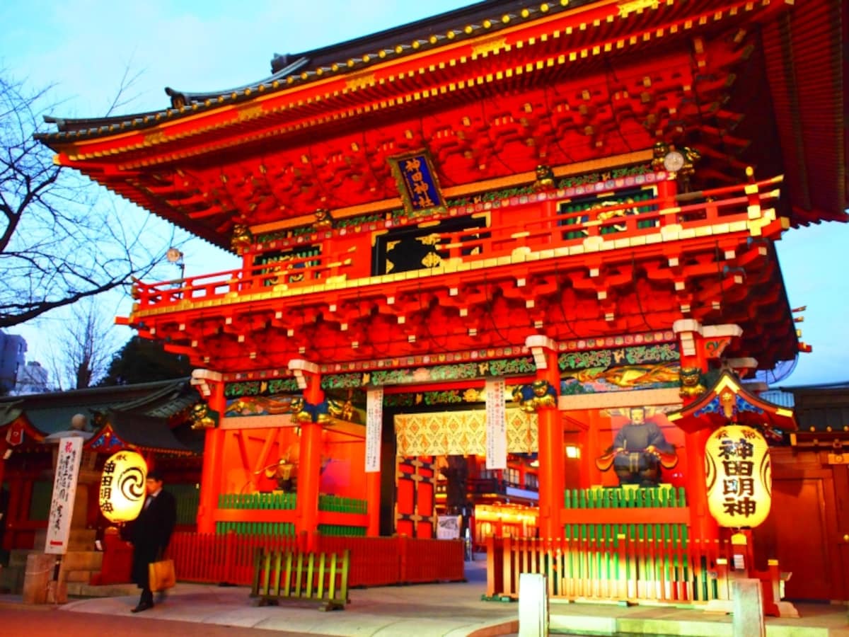 ポップアート1で神田明神門を撮影。特に赤系の彩度が高くなる（画像クリックで実写画像表示）