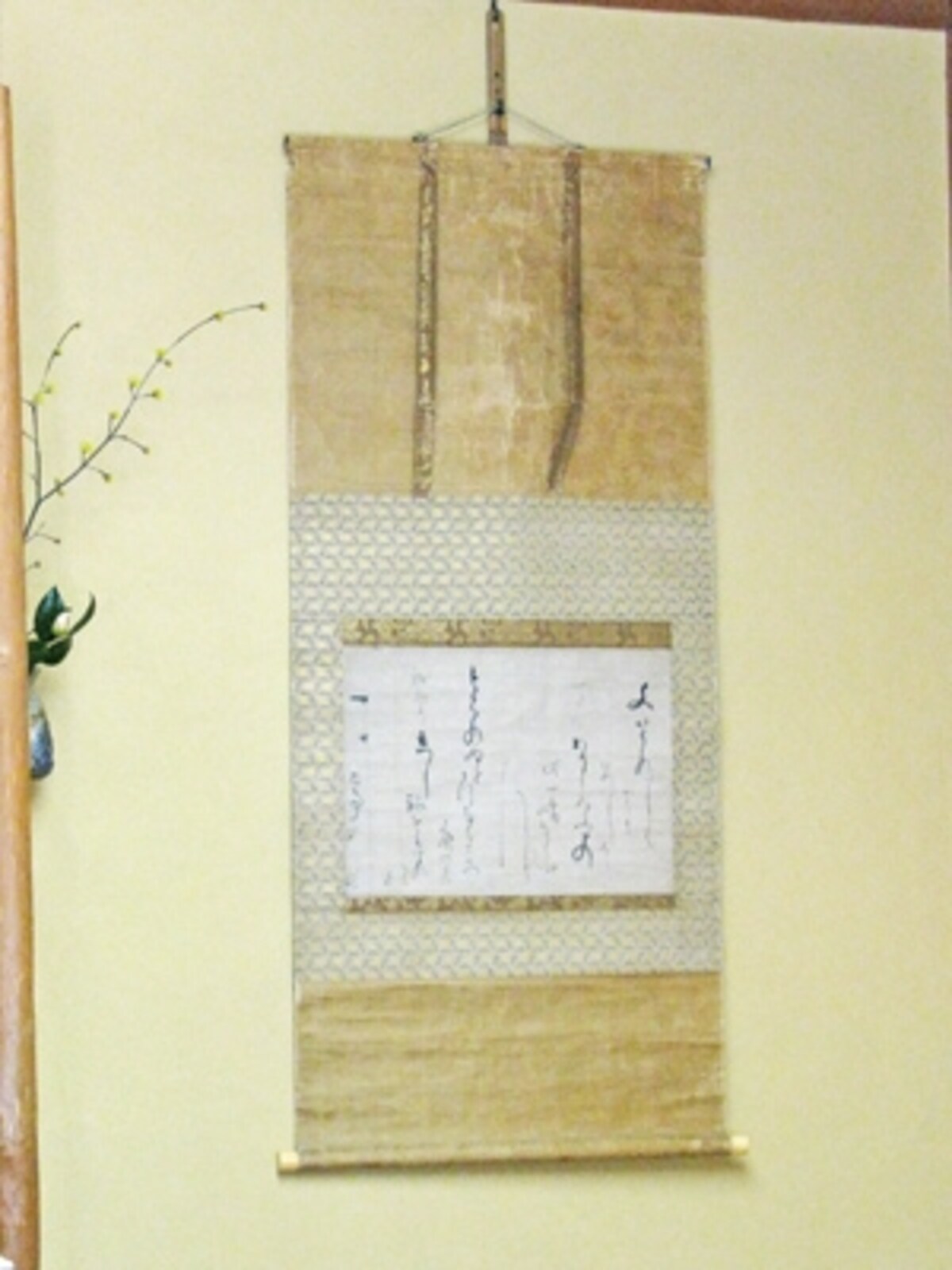時期に合わせた軸がかかる。