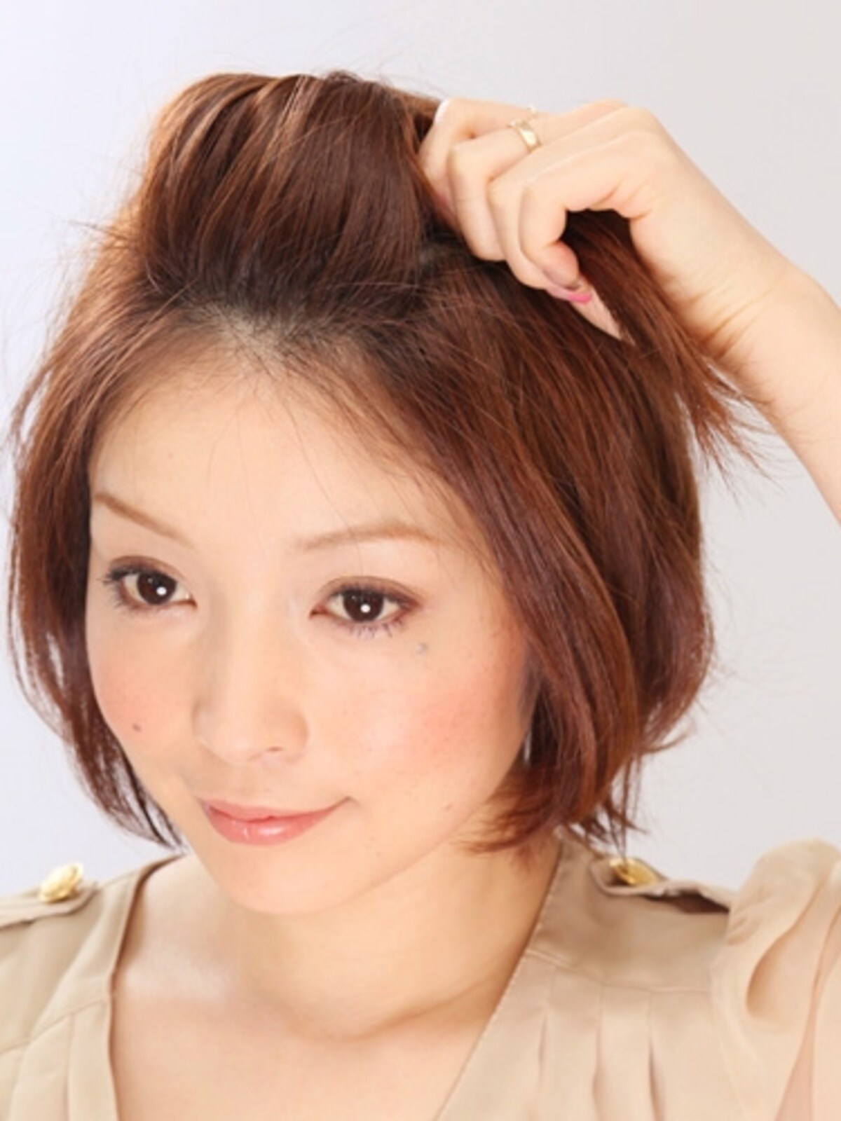 2ねじった毛束を軽く押し上げてポンパドールにボリュームをプラス。