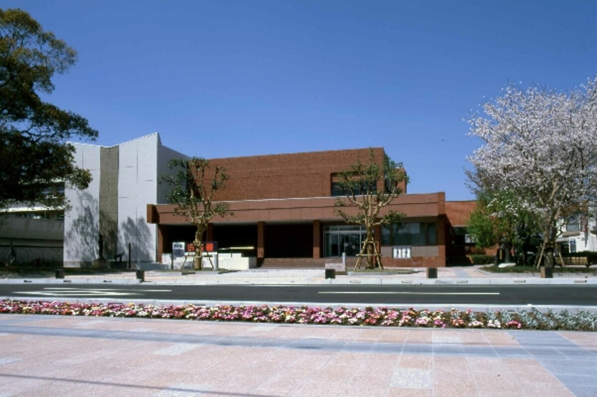 桜も美しい都城美術館　外観