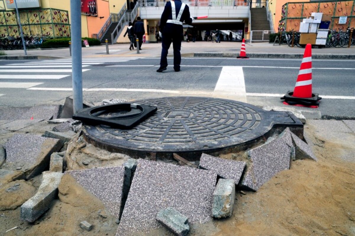 液状化現象で盛り上がったマンホール