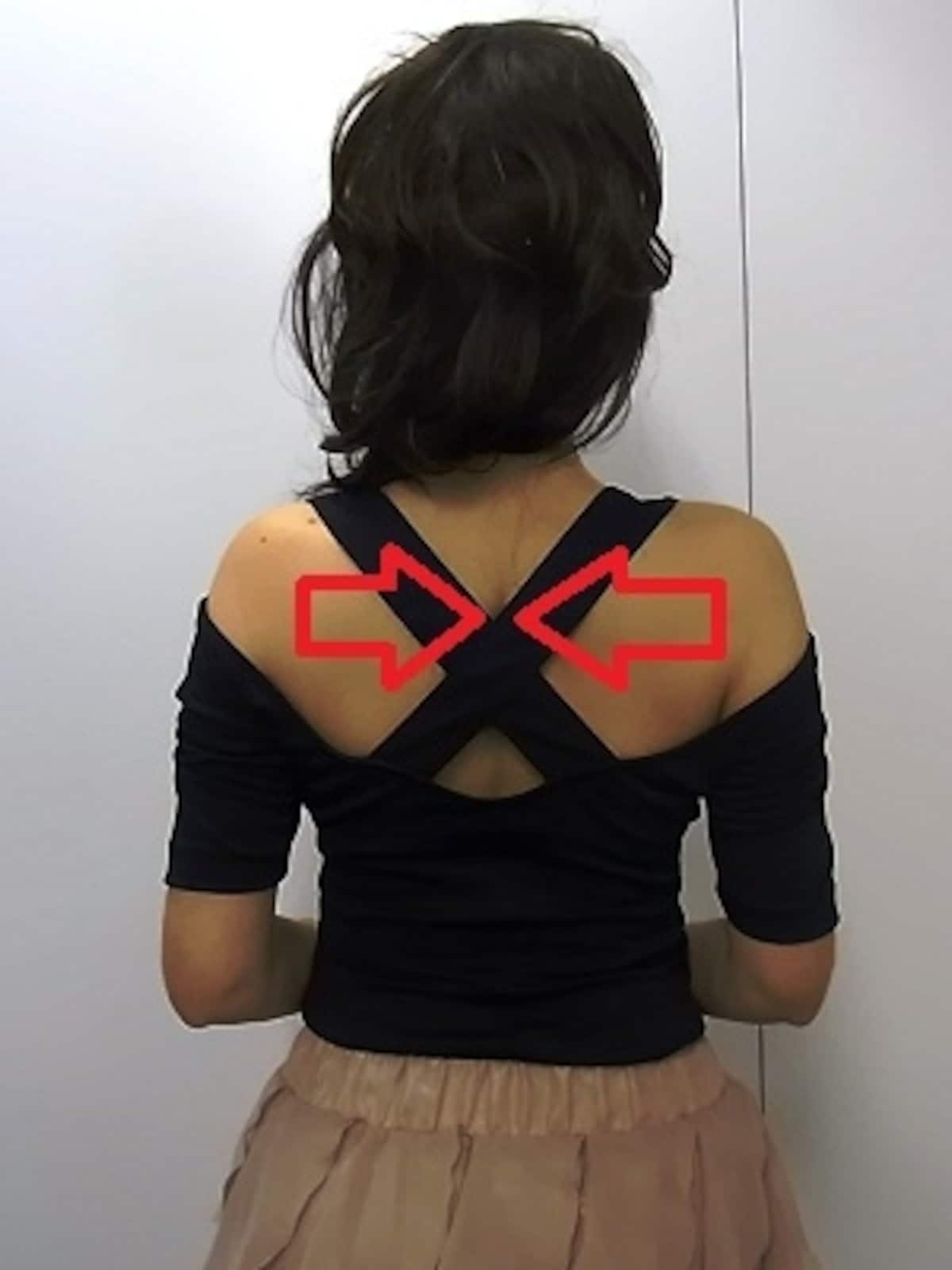 肩甲骨を引き寄せると美バストに