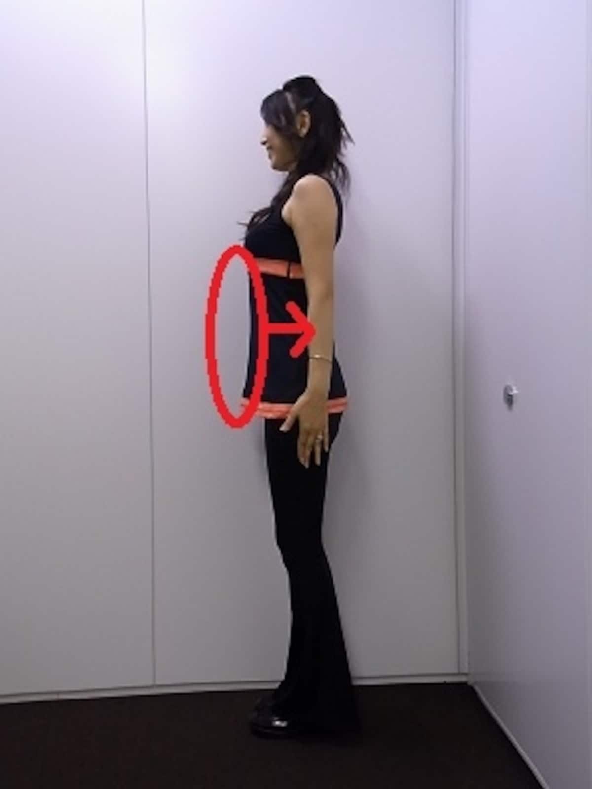 腹筋を意識して背中に押し込もう