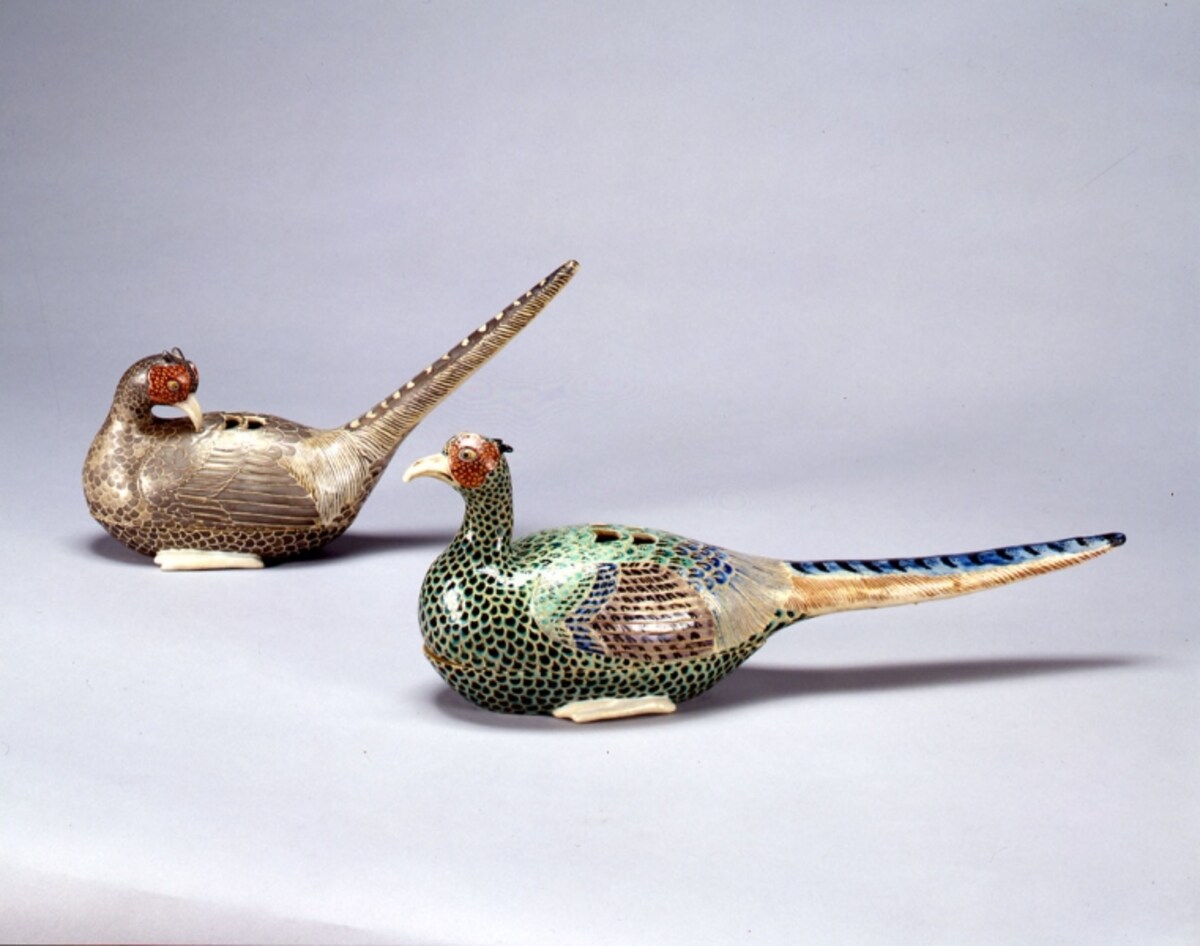 国宝 色絵雉香炉（手前）、重要文化財 色絵雌雉香炉（左奥）野々村仁清作