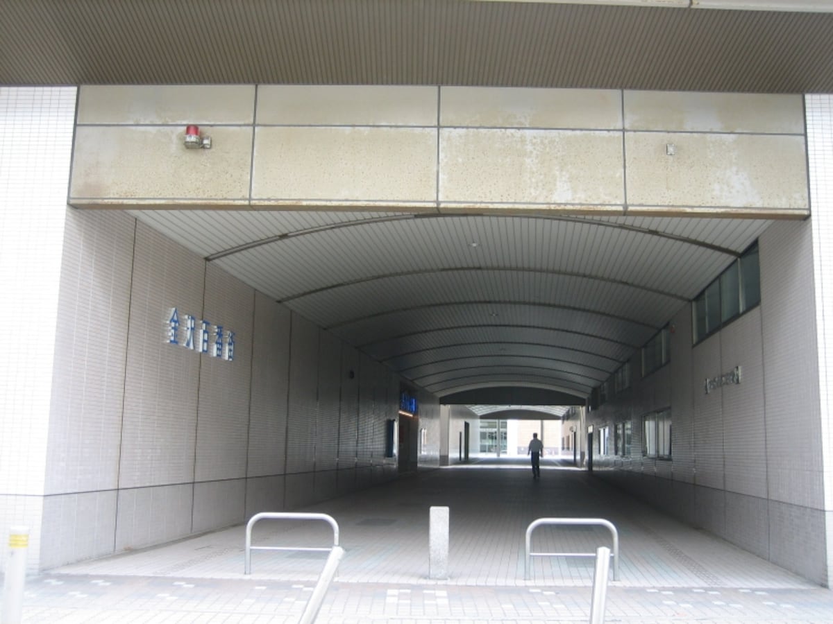 金沢駅の西口から高架下をくぐって東口へ