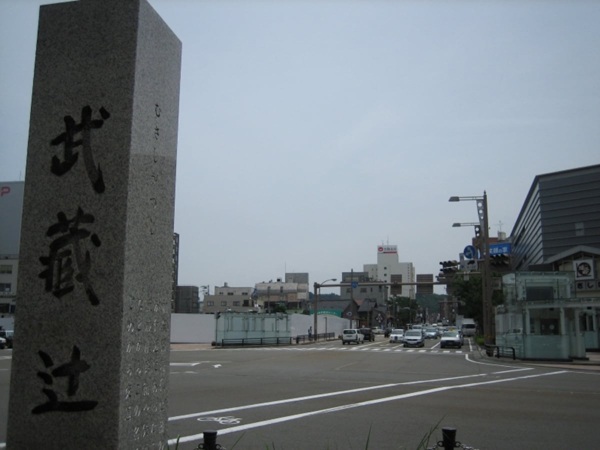 武蔵ケ辻交差点。右角が近江町市場