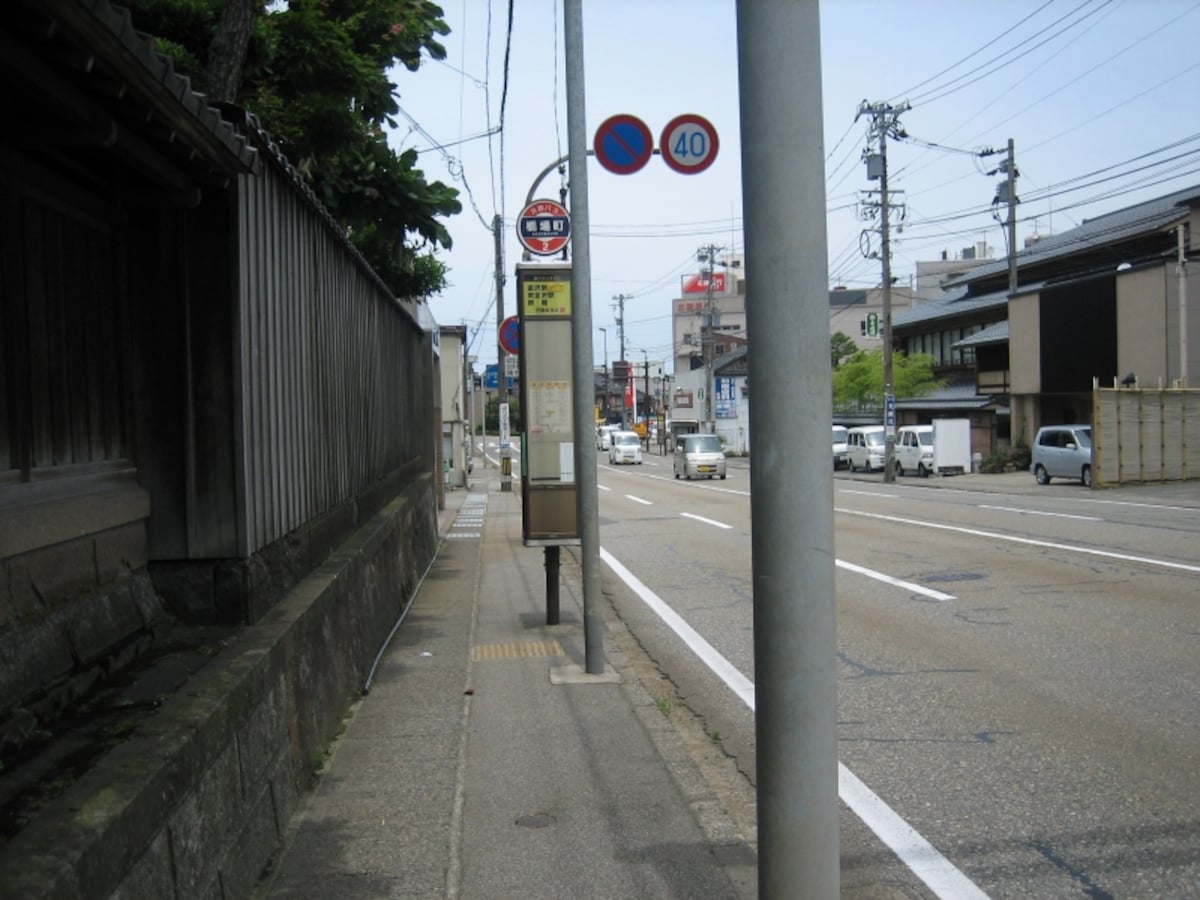 歩道も狭いし、歩道沿いも狭いし危険！