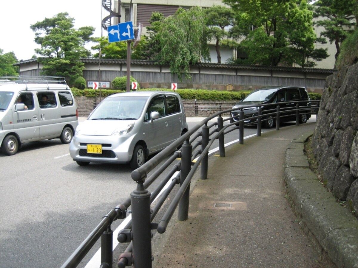 車が次々に突っ込んでくるので危険です