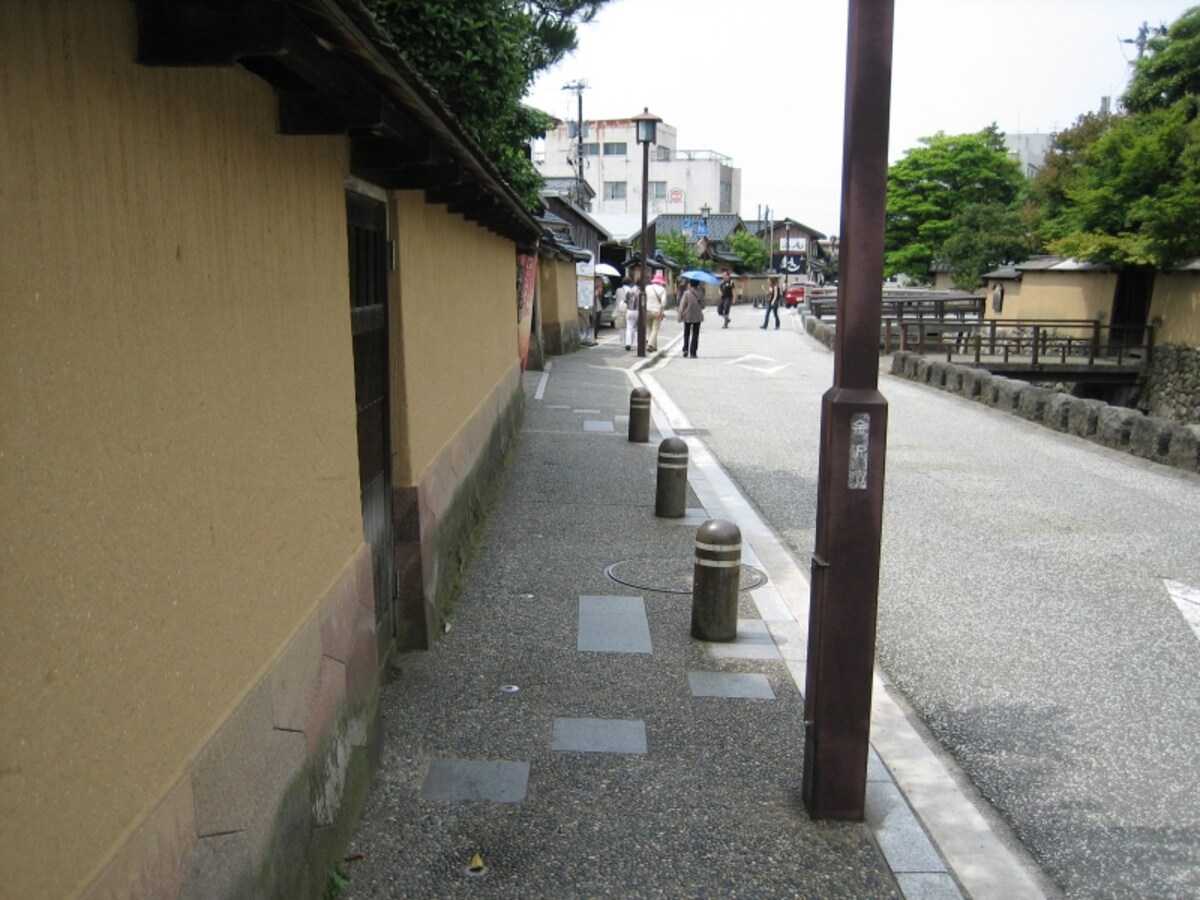長町武家屋敷跡は車道も歩道も狭い