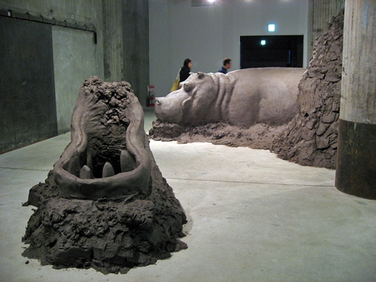 会場に入るといきなりあらわれる、巨大なカバ。デワール＆ジッケルの作品で、20トンもの粘土を使って2人で作り上げたもの。DEWAR&GICQUEL《untittled》 2007