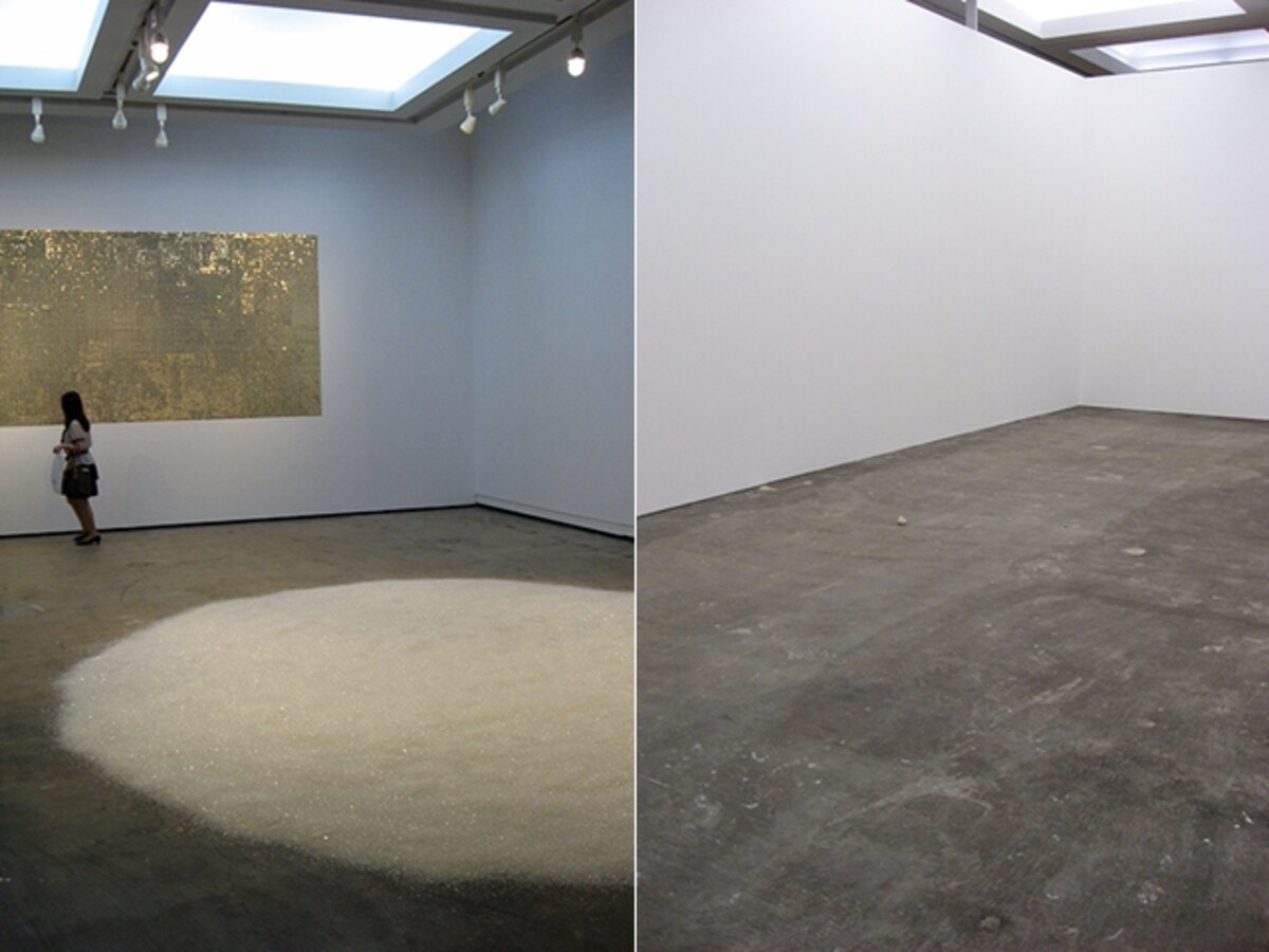 左：画鋲を壁に刺して長方形を作った冨井大裕の作品。TOMII Motohiro《Gold Finger》と、2800万個のイミテーションダイヤの山の中に本物が隠れているというウィルフレド・プリエトの作品。Wilfredo PRIETO《One》2008 右：何もない部屋に入ると、丸めたティッシュペーパーが動き始めて……！今村遼佑《森と床にひび割れと出来事について》2011