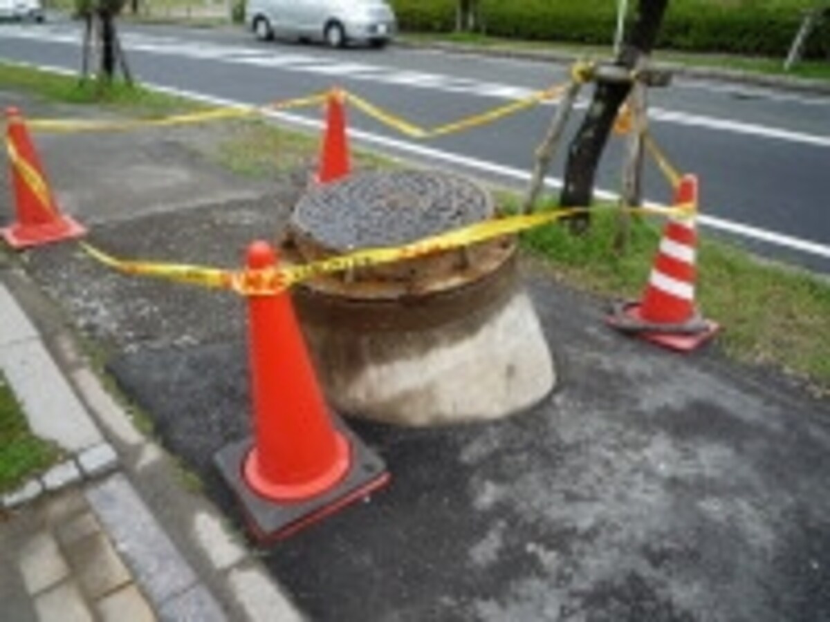 水道管は中が空洞で軽いので、液状化すると浮き上がってマンホールから飛び出してくる