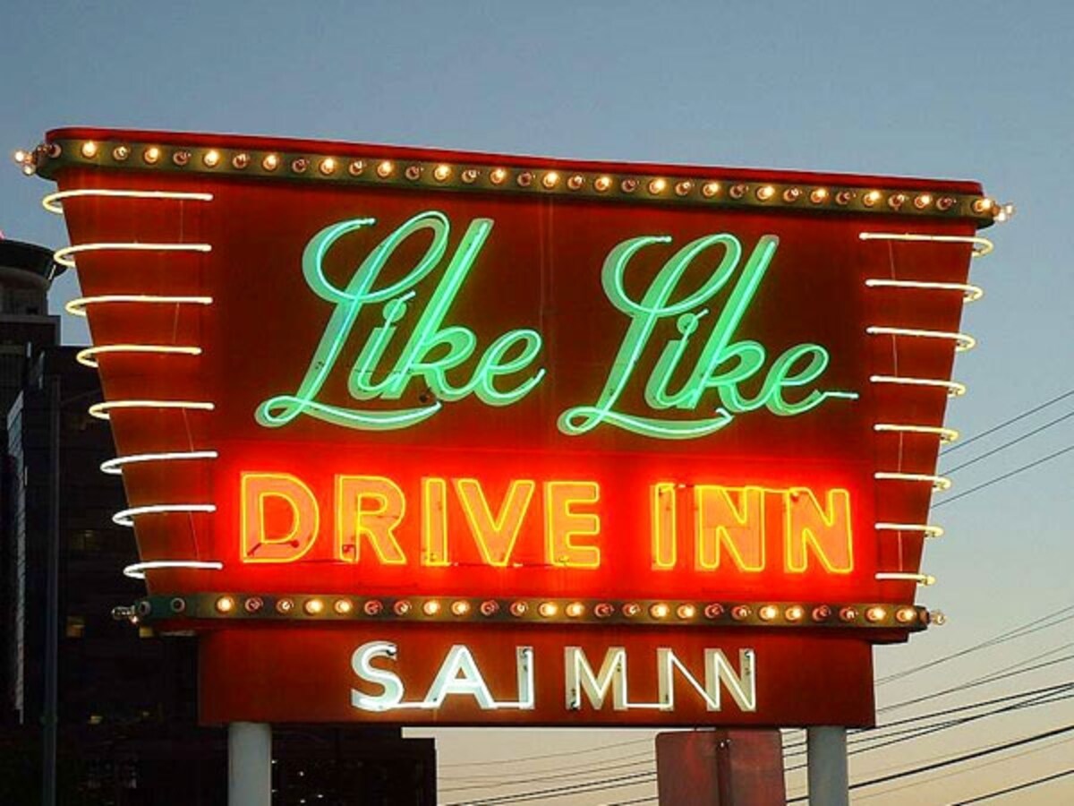SAIMINの文字が入ったリケリケ・ドライブインのネオン