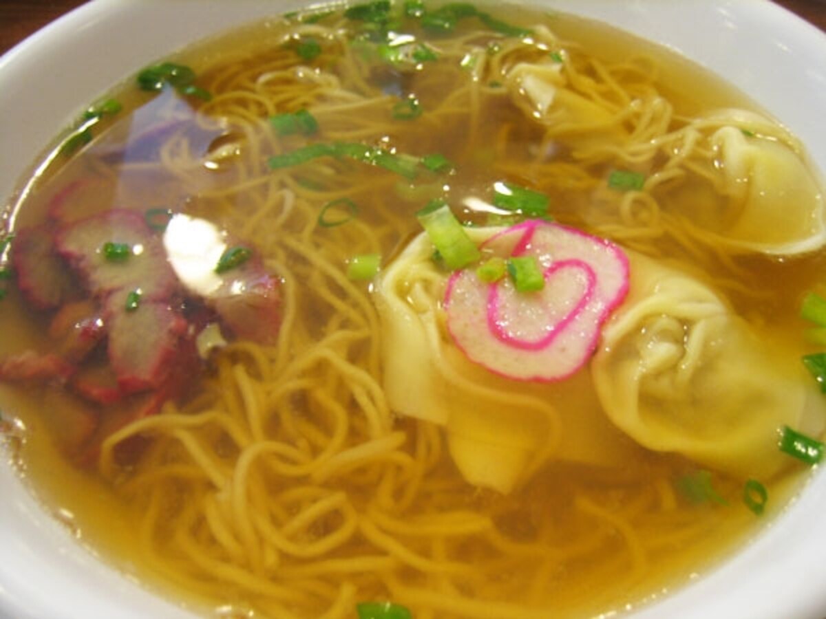 麺のコシやスープの濃さなど店によって差があり、好みも分かれるサイミン