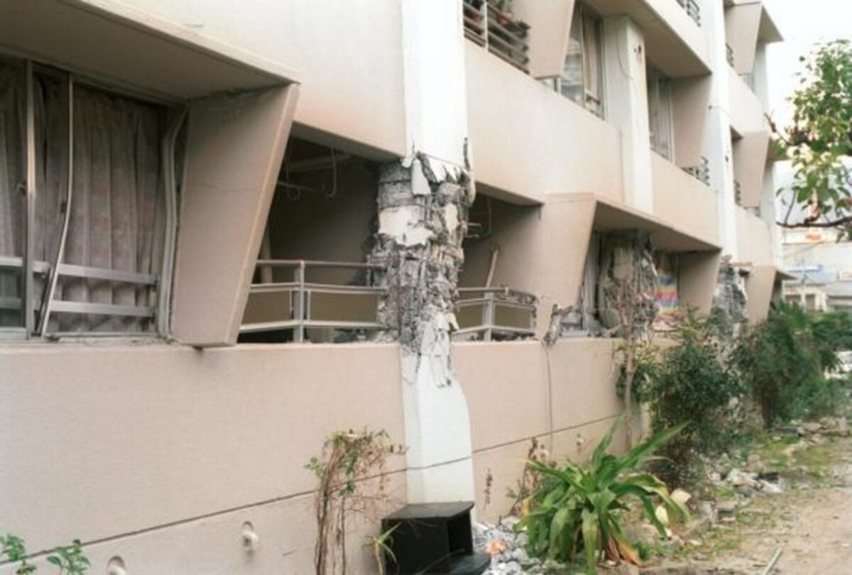 阪神淡路大震災で被害にあった建物（撮影： 吉嶺充俊 　首都大学東京 土質研究室