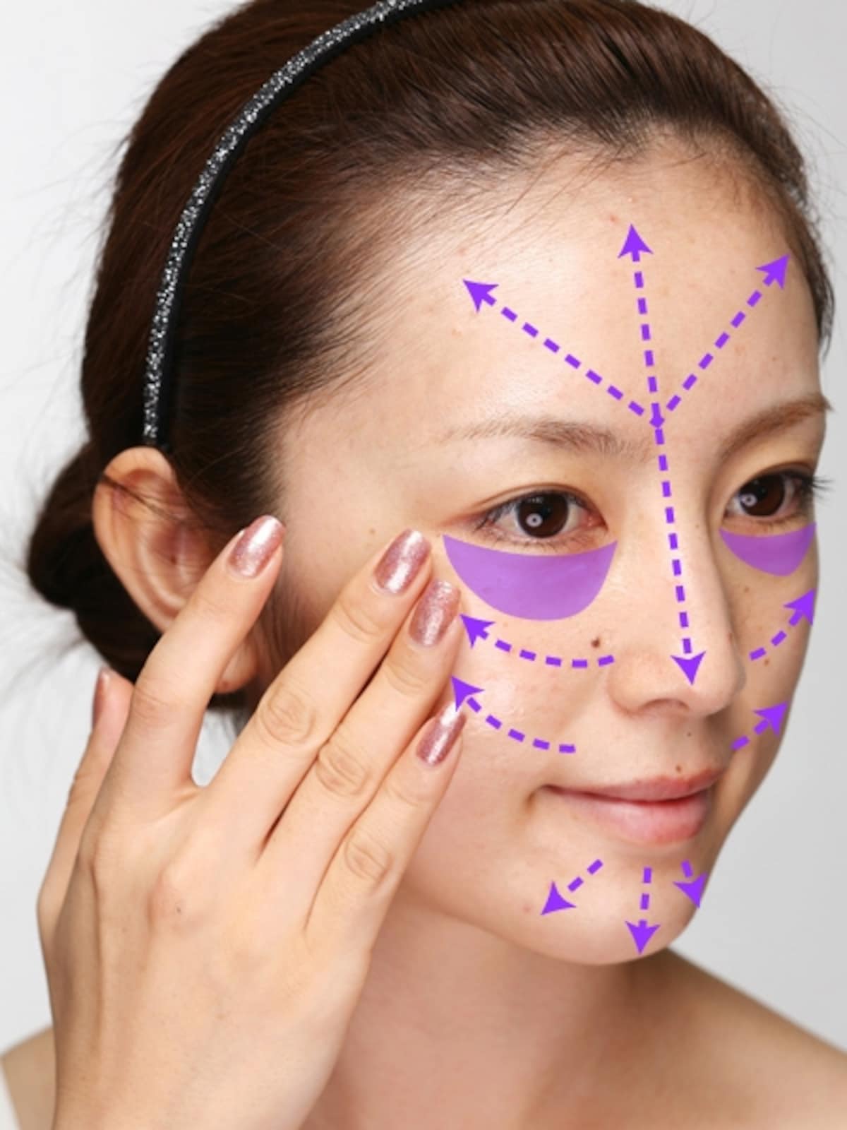 顔の中心からいつも三角をイメージして、外側に薄くのばしていきましょう