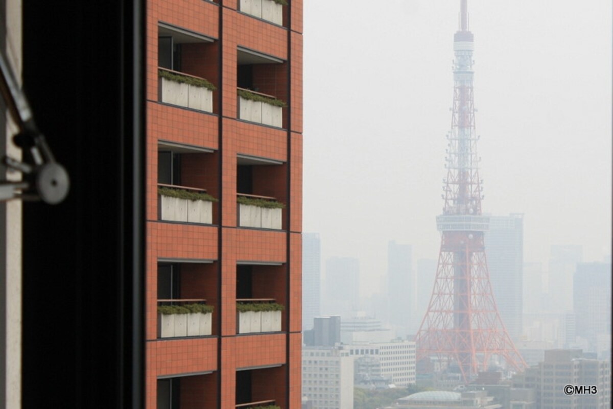 書斎のデスクから東京タワーを望む