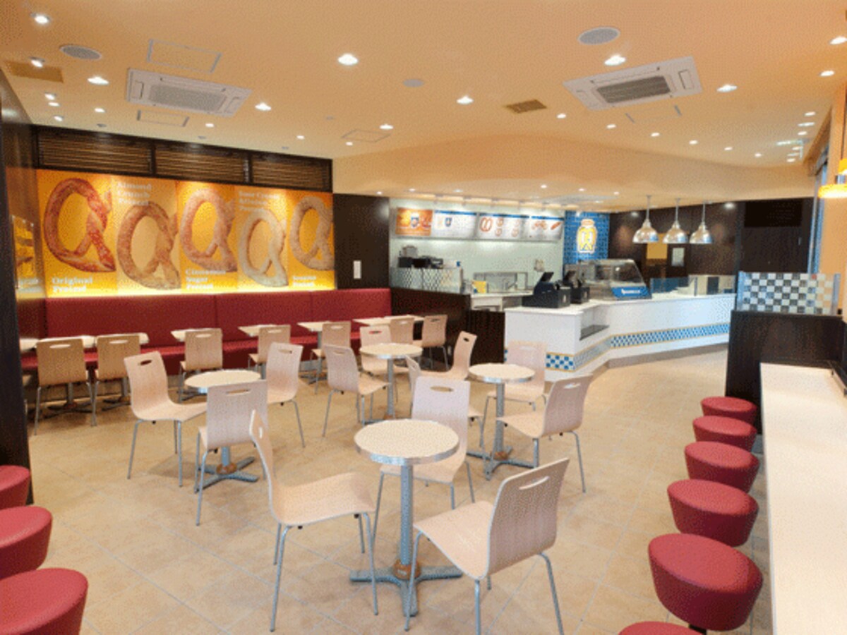 Auntie Anne’sの店内　イートインスペースがあります。