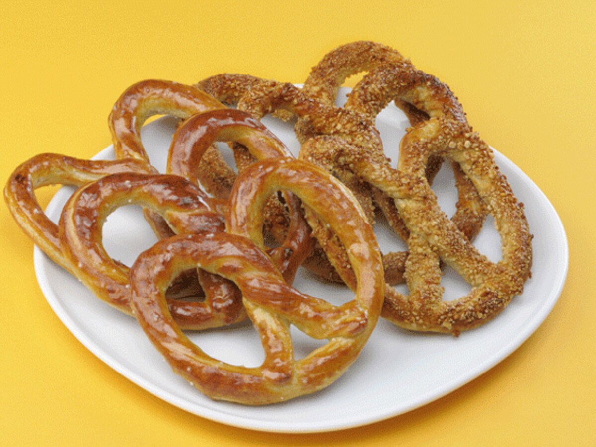 左　オリジナル　プレッツェル（220円）　右　アーモンドクランチ　プレッツェル250円