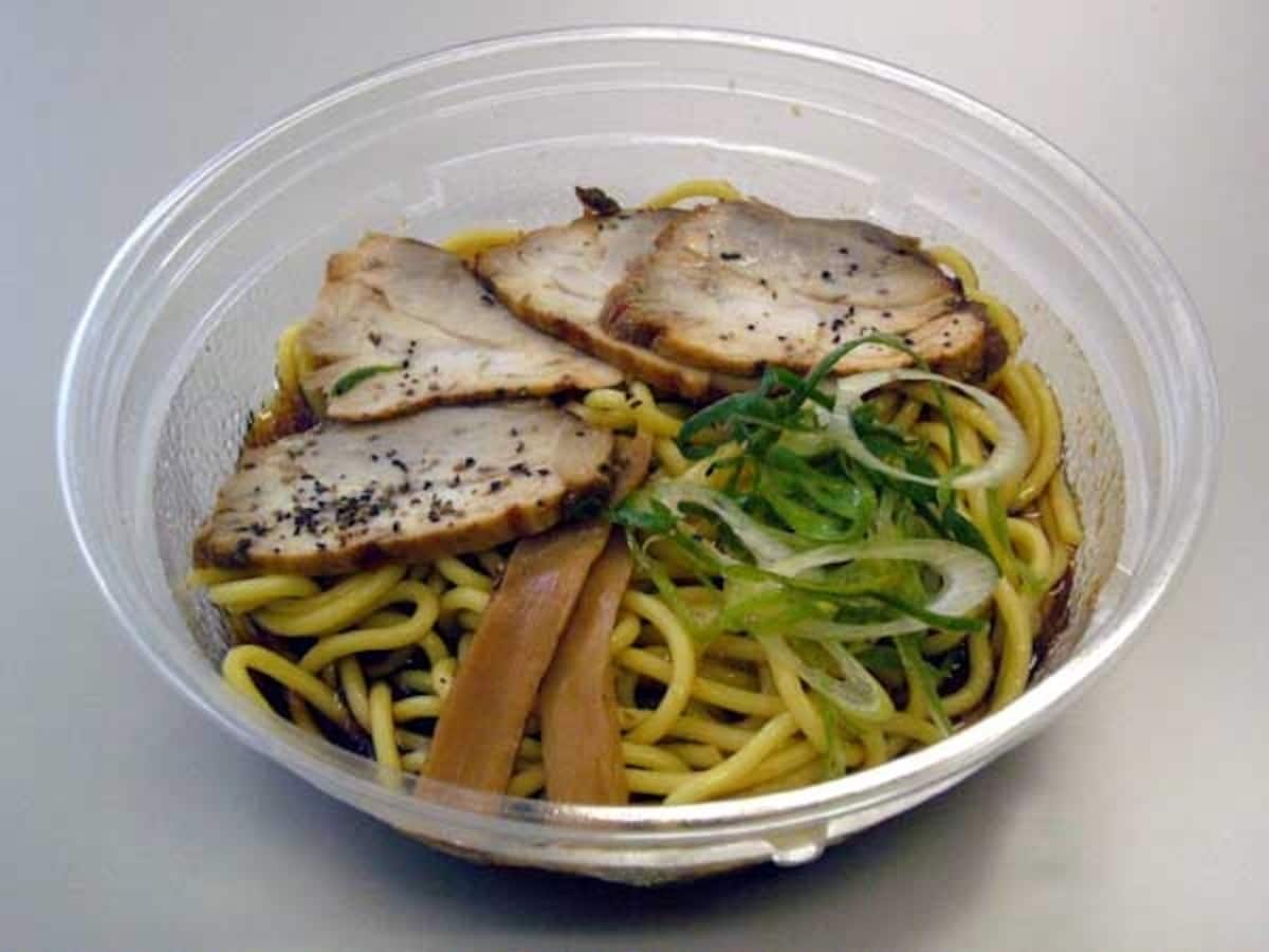 ファミリーマート　冷やしブラックラーメン