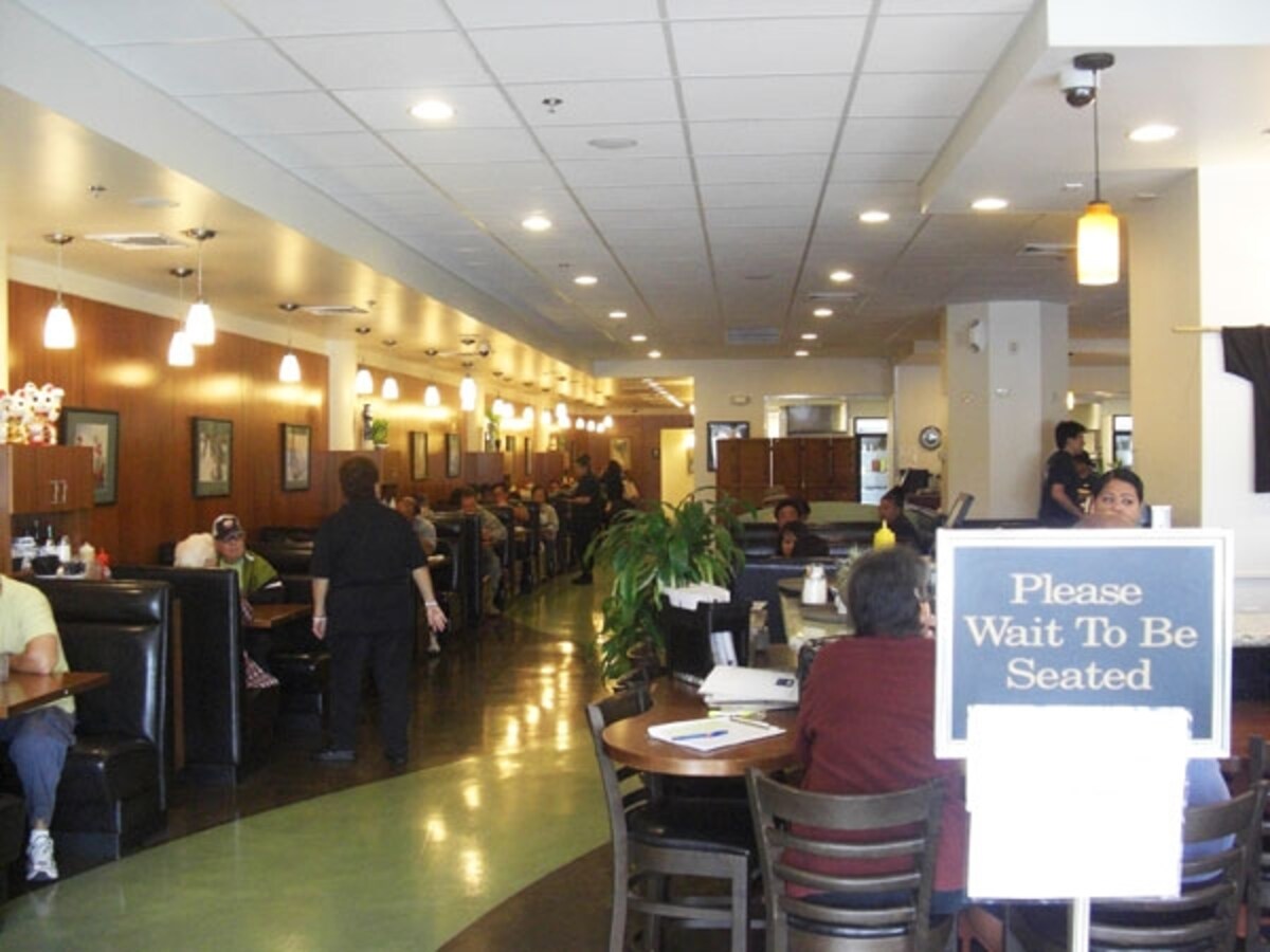 広くてキレイな店内。ランチタイムはローカルでいっぱいに