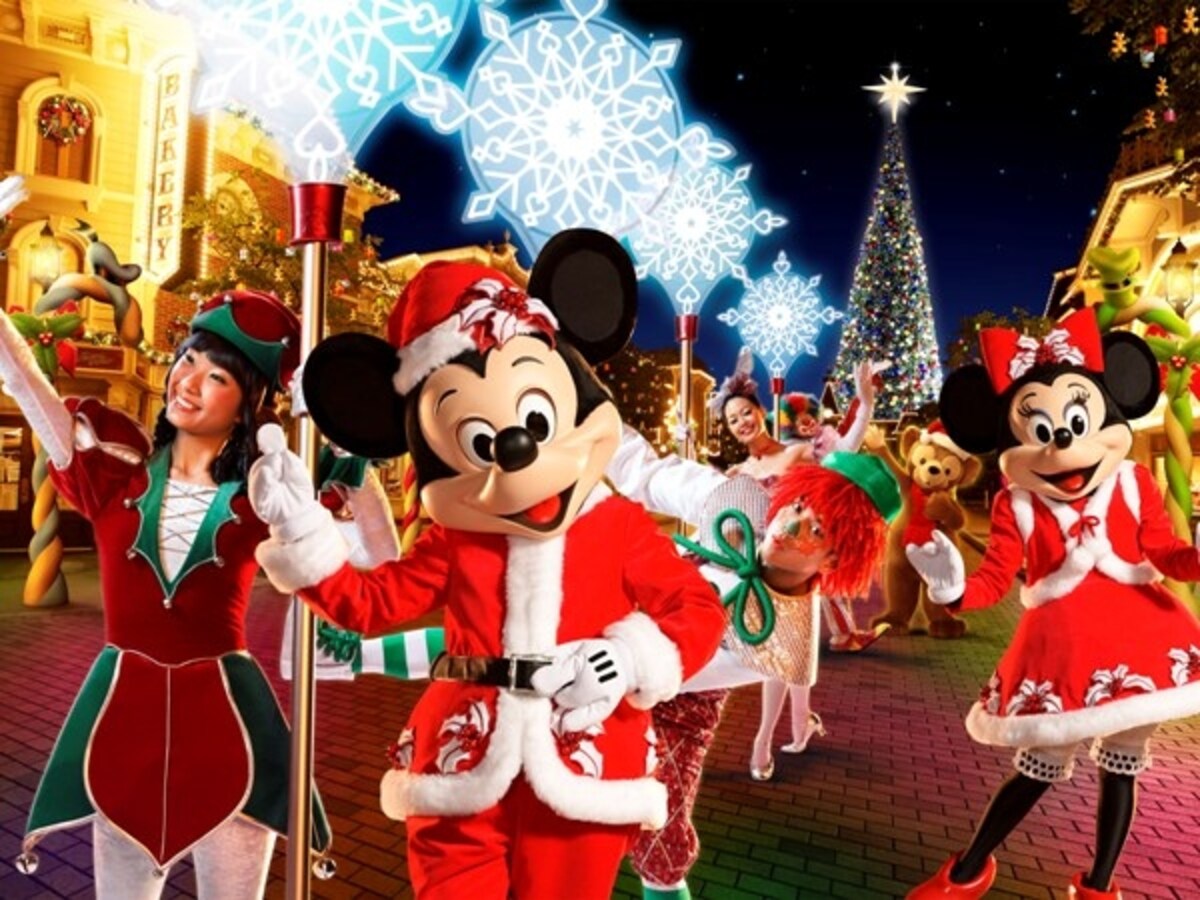サンタスーツを着てクリスマスムードアップのディズニーキャラクター