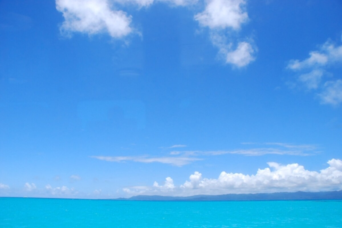 海の色