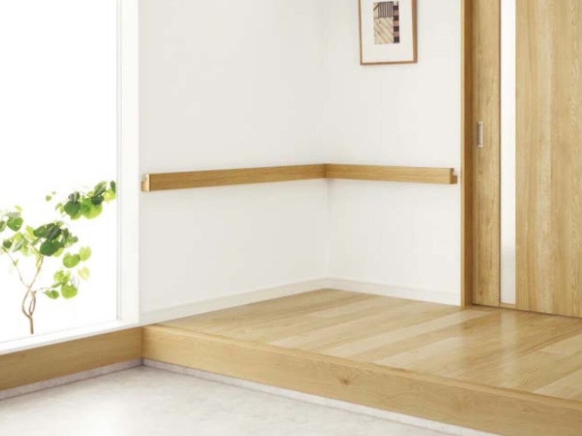 手すりを握っての歩行、手を滑らせながら伝い歩きもしやすい平らな形状の手すり。 [ベリティス　水平設置用連続手すり らくレール]