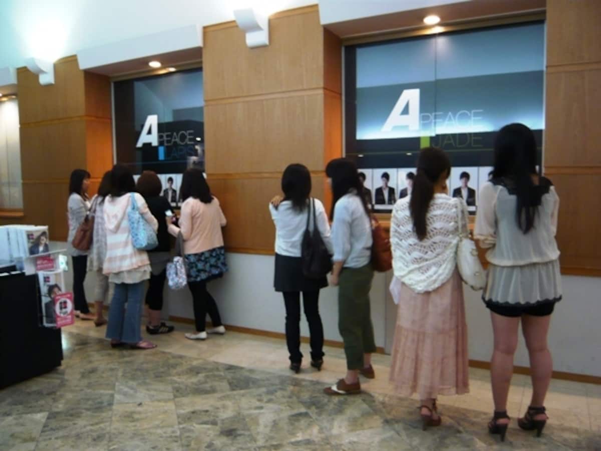 メンバー表前で記念撮影