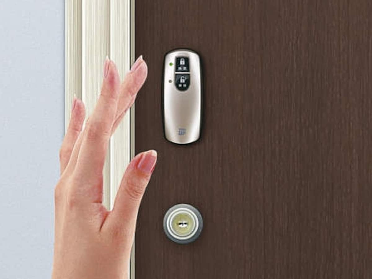 携帯器を身につけて、ドアのボタンを押すと施解錠が作動する。　[スライディングドア　コンコード　電気錠・ポケットキーシステム]