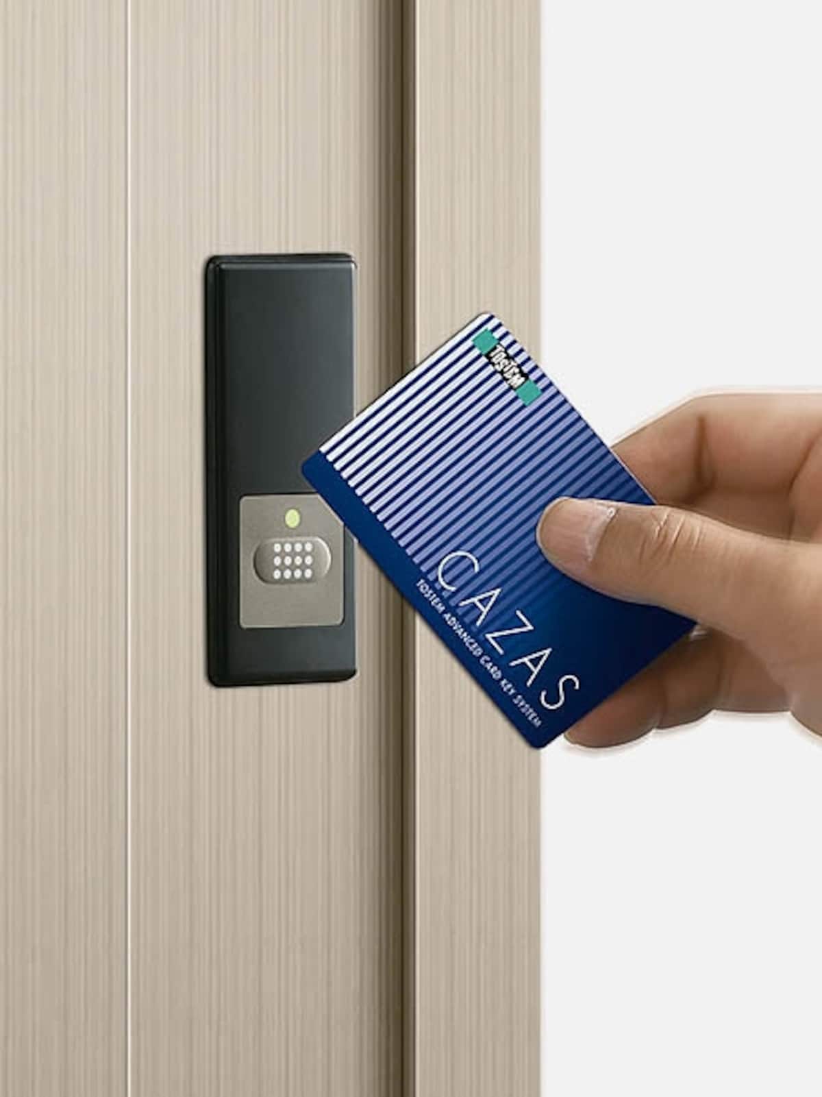 ボタンを押してカードをかざすだけで、施解錠が可能なキーシステム。カギの締め忘れを防ぎ、出し入れの手間を省くことができる。[引戸PGシリーズ　CAZASシステム]　 LIXIL 　http://www.lixil.co.jp/