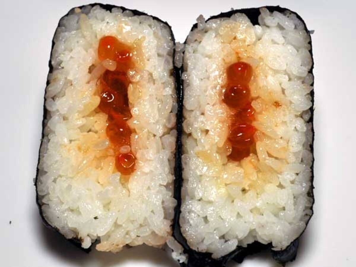 セブンイレブン　こだわりおむすび　三陸産大粒いくら　中身