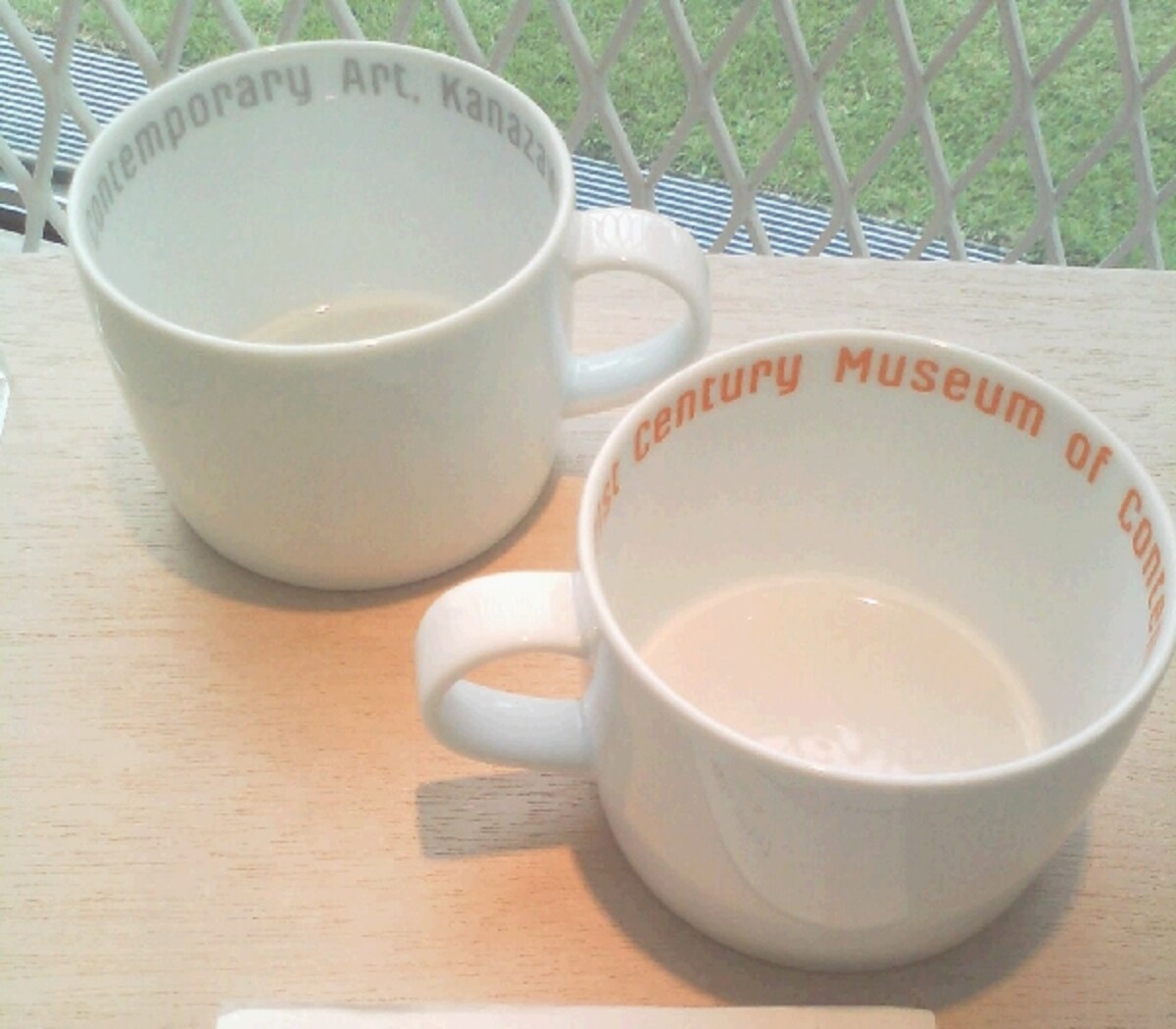 マグカップ　1個　￥１，２６０ 美術館の外観をイメージした筒型のマグカップです。