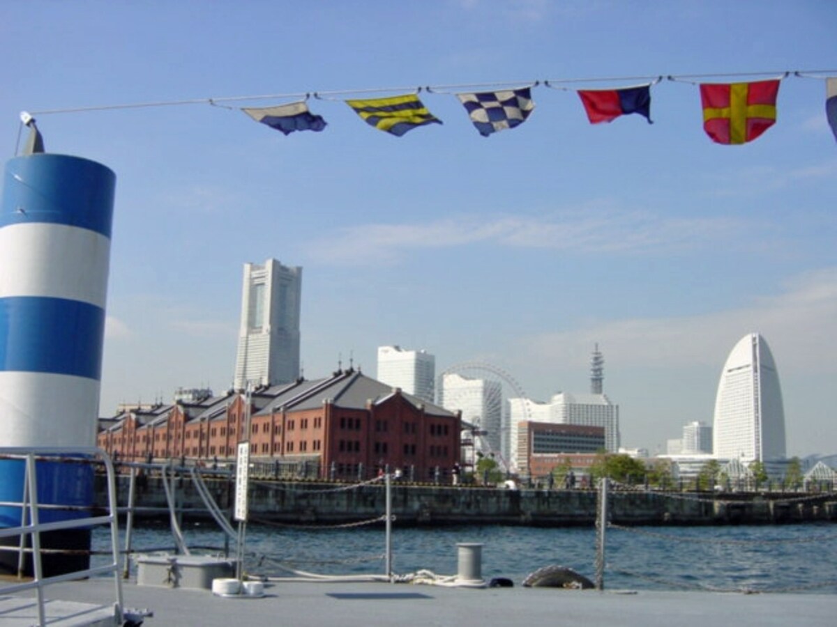 海から眺める横浜は、いつもとはちょっと違う風景に。シーバスからの眺め