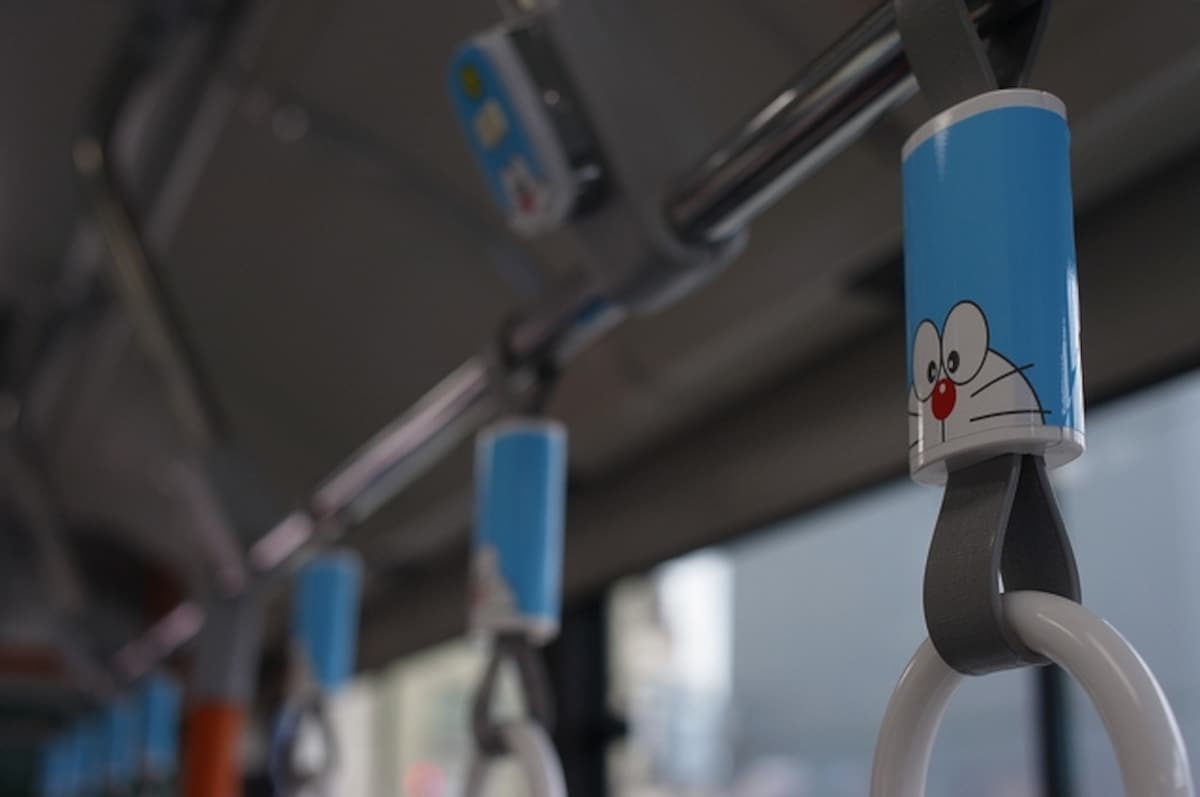 １号車はドラえもん　つり革や停止ブザーもオリジナル