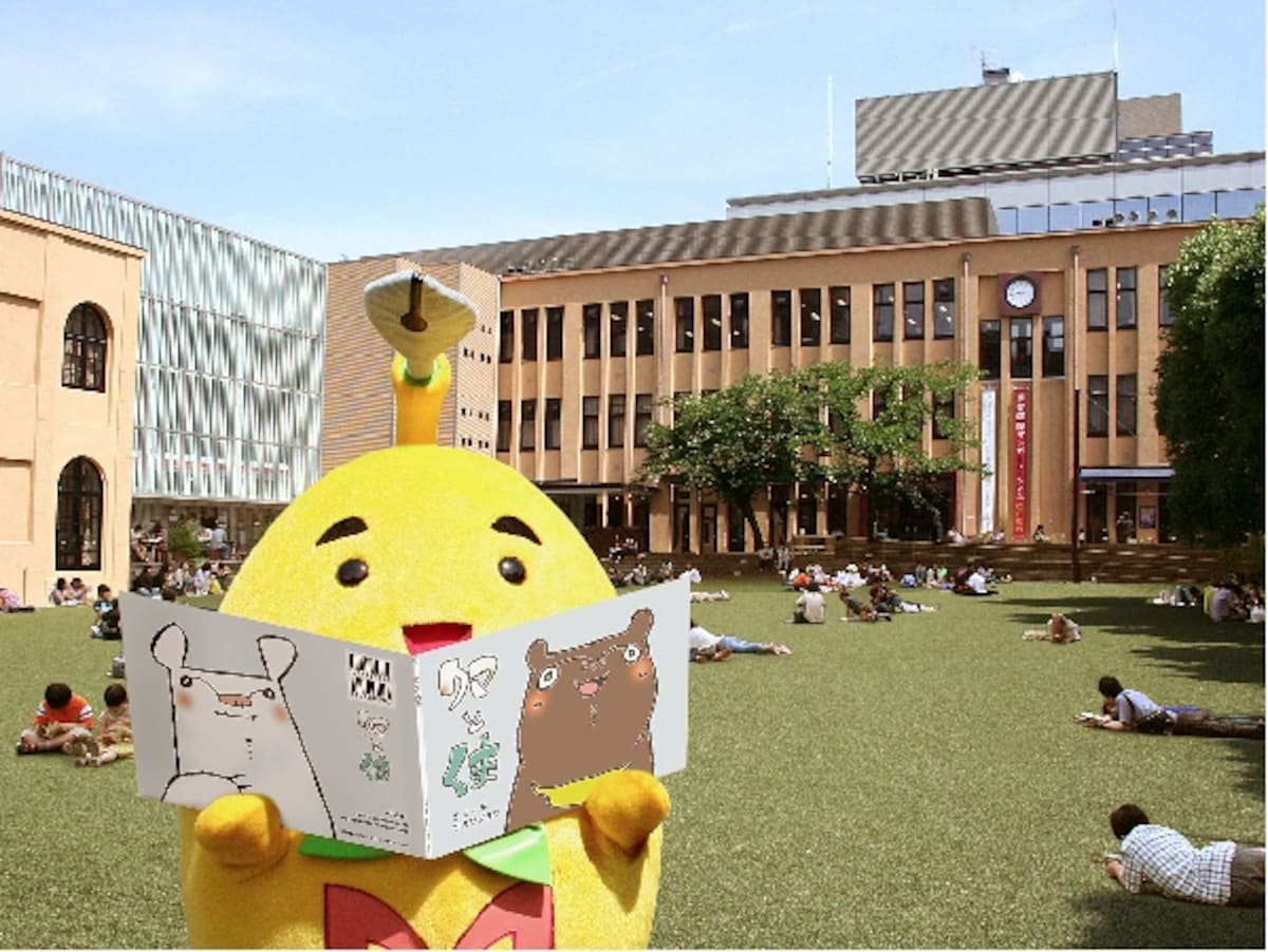 元小学校が美術館に 中央にいるのはマスコットキャラクター マミュー