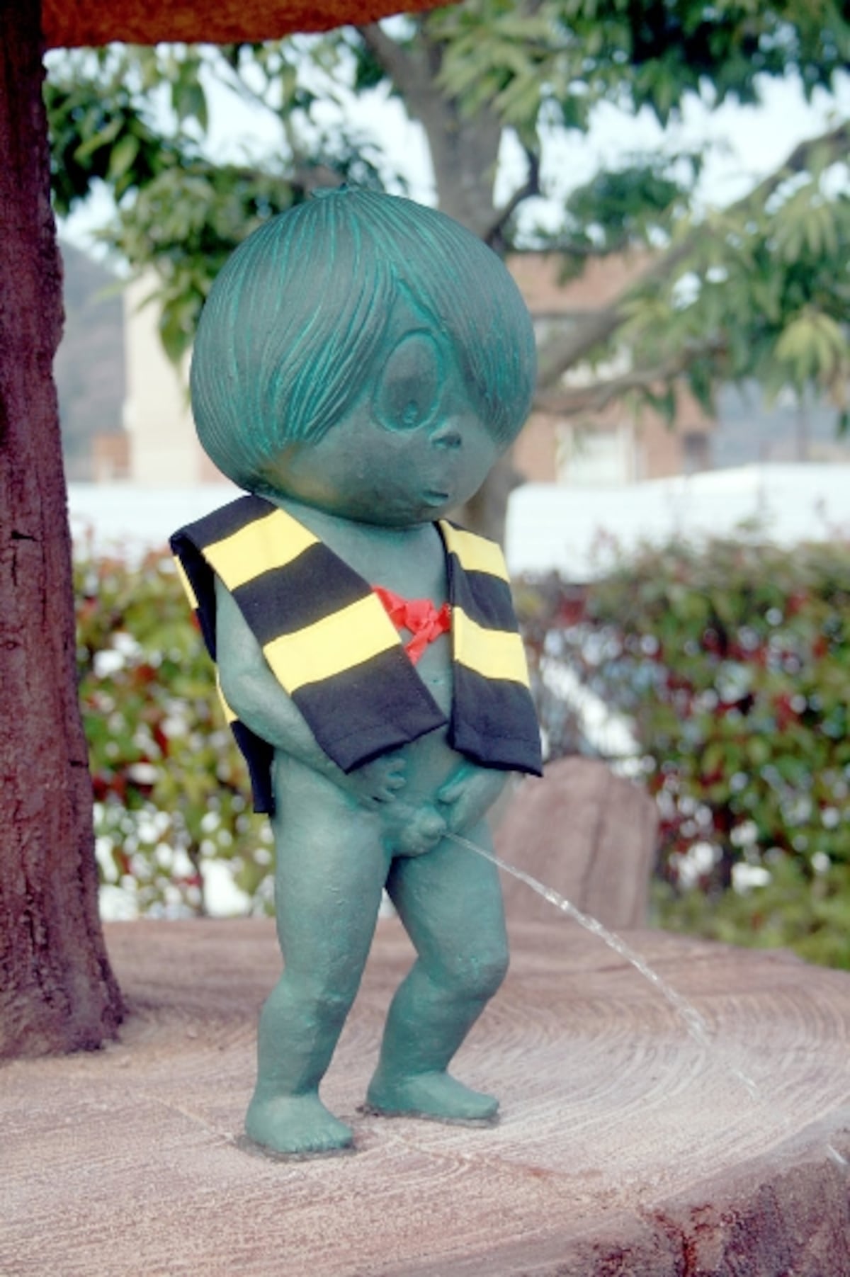 境港の小便小僧は幼年時代の鬼太郎です