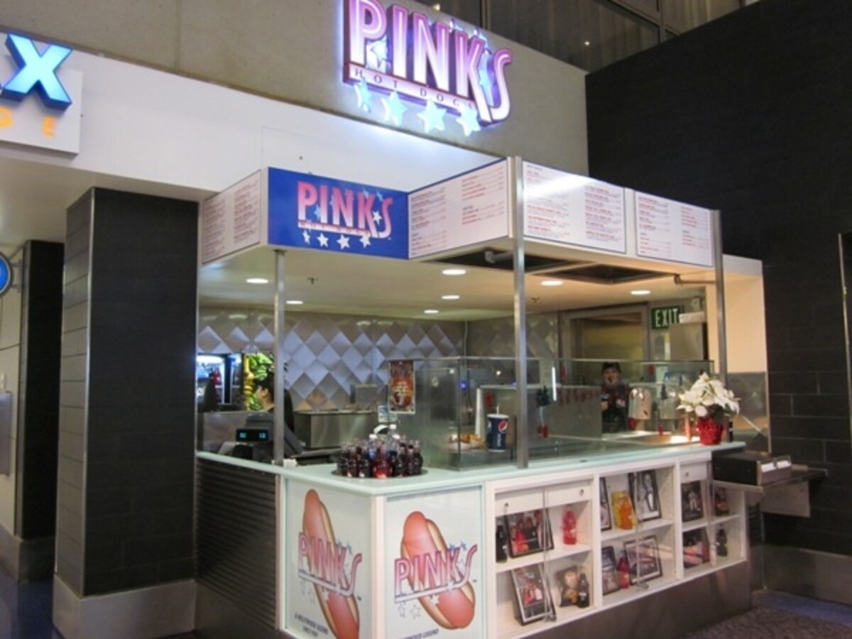 ロサンゼルスの有名ホットドック屋、ピンクスも出店している